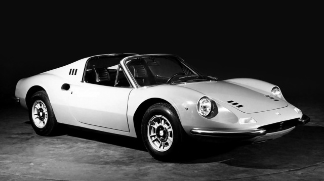 Ferrari Dino 246 GTS. Il design è inconfondibile.