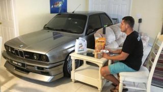 A colazione dopo aver parcheggiato dentro casa una BMW M3.