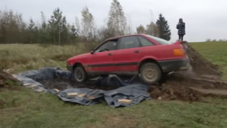 Il nonno con la Audi 80 vola nella vasca piena di Coca Cola.