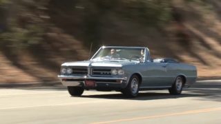 Jay Leno guida una Pontiac GTO del 1964.