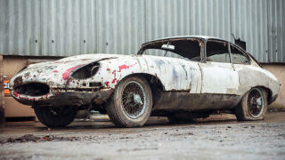 Una Jaguar E-Type abbandonata e in vendita.